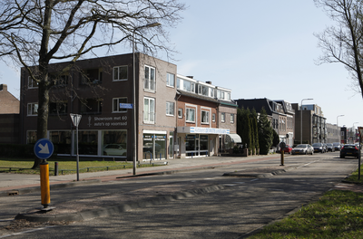 913889 Gezicht op de panden Amsterdamsestraatweg 815 -lager te Utrecht, met in het midden Autobedrijf De Witte Lantaarn.